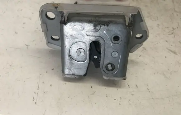 Suzuki Swift I Tailgate/trunk/boot lock/catch/latch