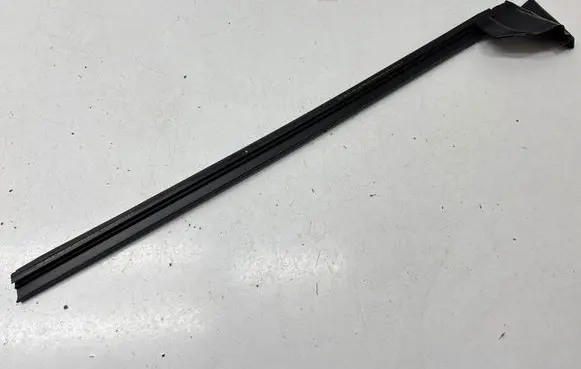 Tesla Model 3 Rubber seal front door window/glass 109049500E