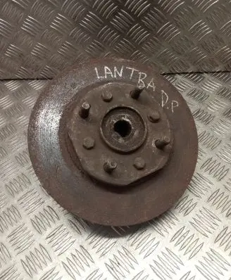 Hyundai Lantra I Front wheel hub