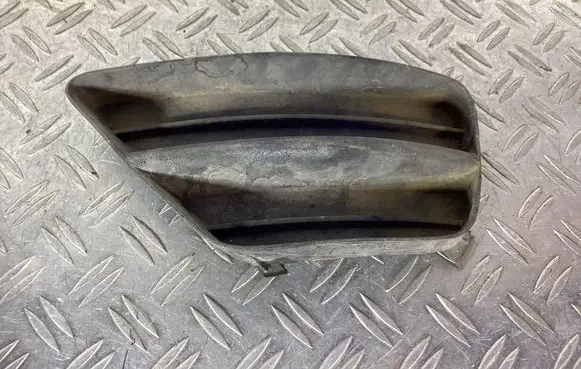 Ford Focus Front bumper lower grill 2M5119953AW