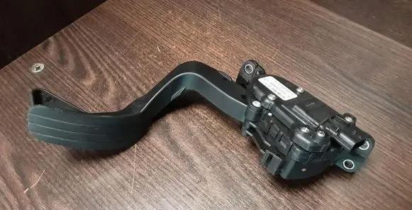 Opel Movano B Accelerator throttle pedal 8200672371