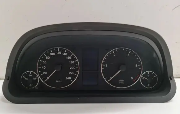 Mercedes-Benz A W168 Speedometer (instrument cluster) 031098101