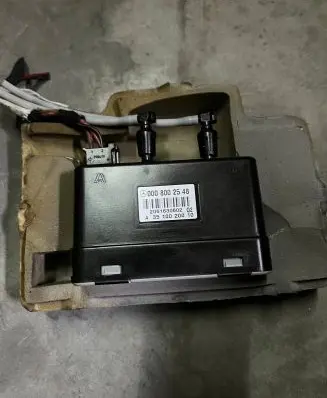 Mercedes-Benz E W211 Central locking vacuum pump 0008002548 A3510020002