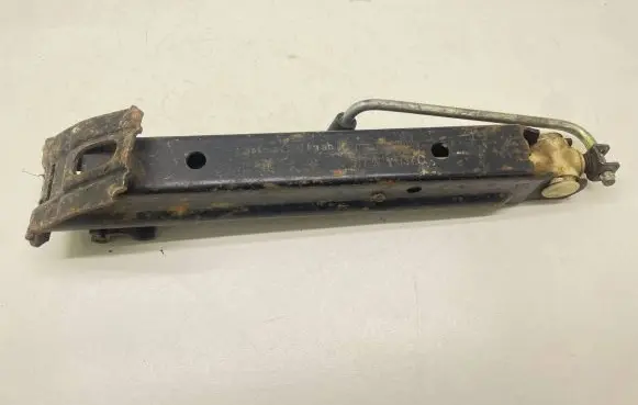 Volkswagen PASSAT B3 Lift Jack 811011031C