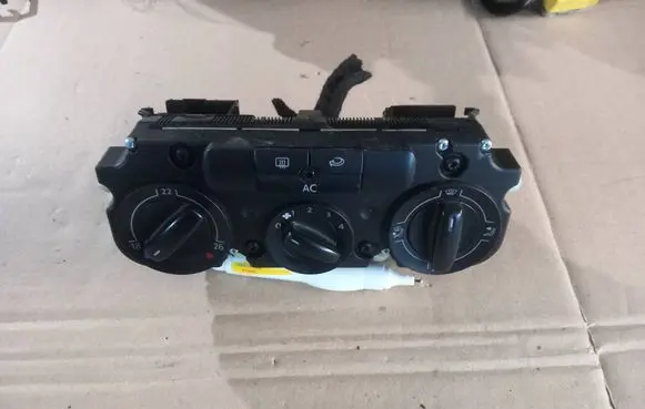 Volkswagen Touran I Climate control unit 
