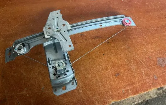 Rear door manual window regulator