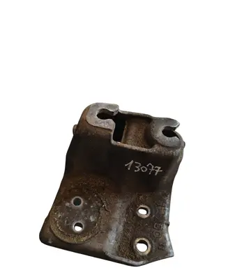 Subaru Outback (BS) Engine mount bracket