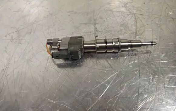 BMW M3 e90 Fuel injector 7589048-08 10181010