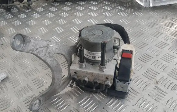 Opel Insignia B ABS Pump 84663642