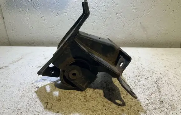 Toyota Yaris Engine mount bracket