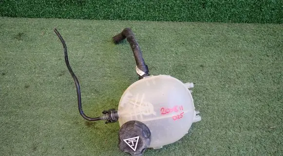Peugeot 2008 II Coolant expansion tank/reservoir 
