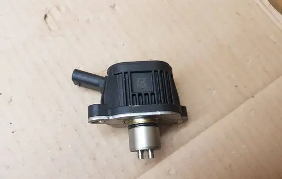 Volkswagen Golf VII Camshaft vanos timing valve 04E906048A 0704181154404 10409903