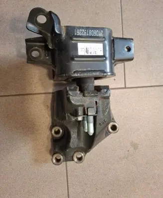 Engine mount vacuum valve
