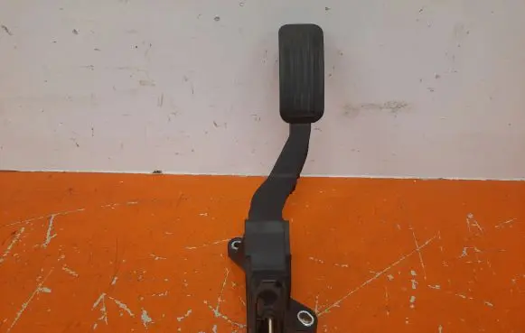Toyota Yaris Accelerator throttle pedal 390201861