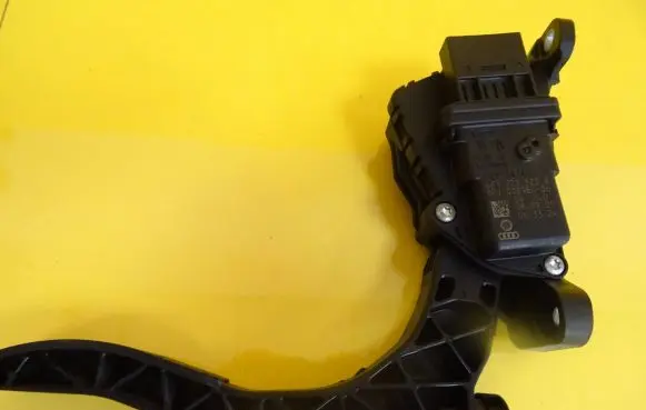 Audi A6 S6 C6 4F Accelerator throttle pedal 4F1723523B