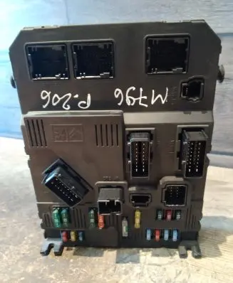 Peugeot 206 Fuse module S118085220C