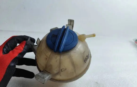Volkswagen PASSAT B6 Coolant expansion tank/reservoir 1K0121407A