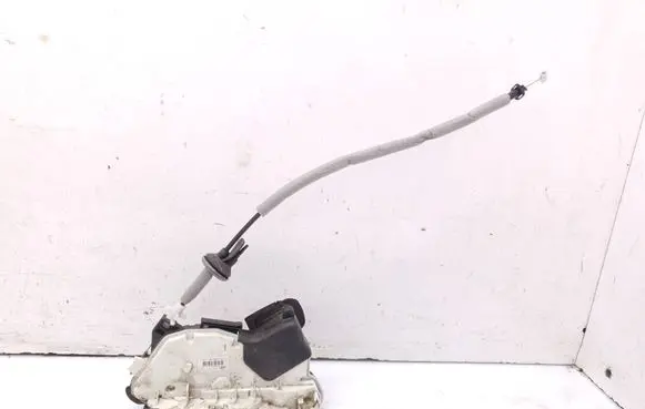 Volkswagen PASSAT B8 Front door lock 5E1837015
