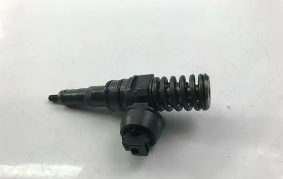 Volkswagen Caddy Fuel injector 038130079TX P1501