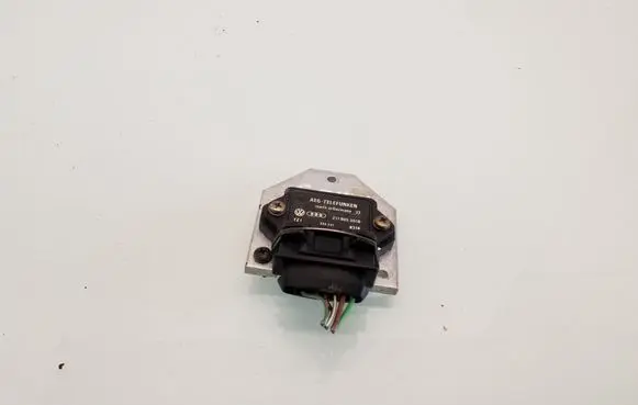 Audi 80 90 B2 Ignition amplifier control unit 211905351D