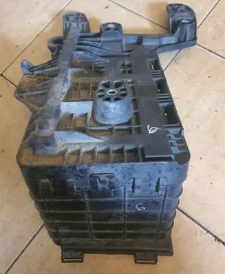 Volkswagen PASSAT B6 Battery box tray 1K0915336B