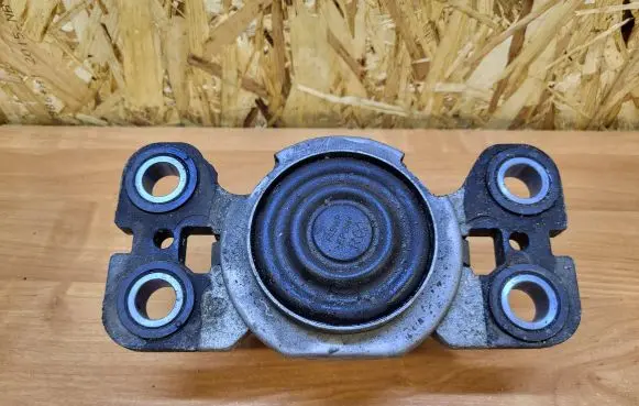 Volvo V70 Engine mount bracket