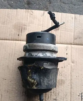 Engine mount bracket
