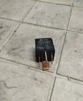 Volkswagen Touareg I Hazard warning light relay 3D0951253A