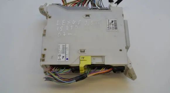 Lexus IS 220D-250-350 Fuse box set 8273053050