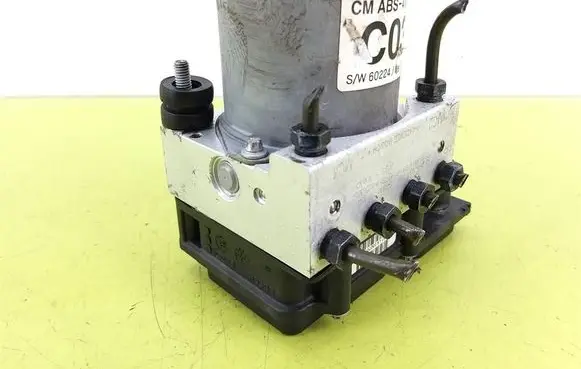 Hyundai Santa Fe ABS Pump 589102B350