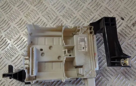 Toyota Aygo AB40 Fuse module 827300H030