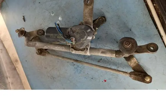Nissan Quest Front wiper linkage 