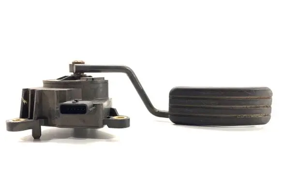 Accelerator throttle pedal