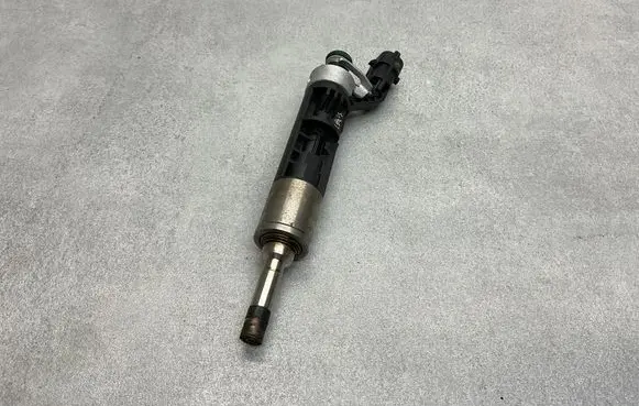 Opel Mokka B Fuel injector 9830304880