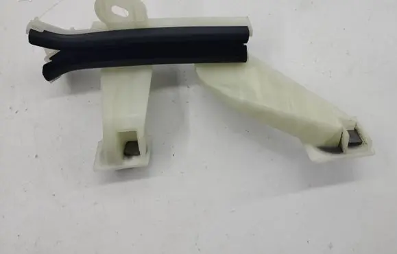 Opel Mokka B Front door windshield rail 9820820880