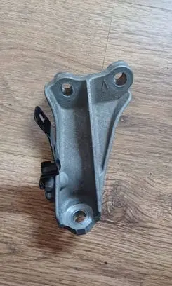 Honda Civic Engine mounting bracket
