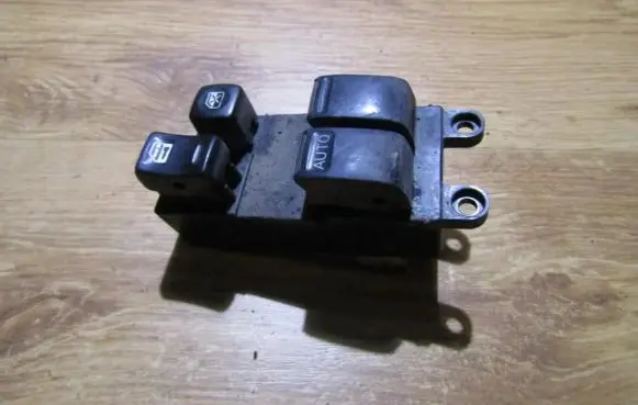 Nissan Almera N16 Electric window control switch
