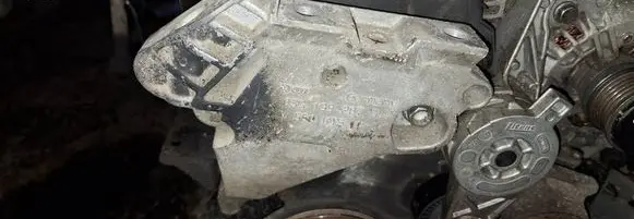Engine mounting bracket