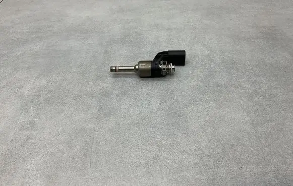 Volkswagen Scirocco Fuel injector 03C906036M
