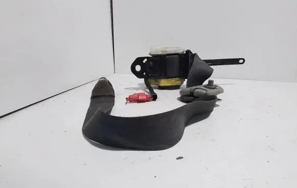 Mitsubishi Space Wagon Front seatbelt
