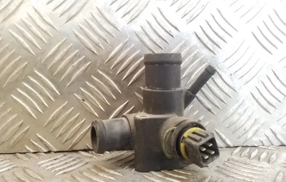 Volkswagen PASSAT B4 Engine coolant pipe/hose 028121133B