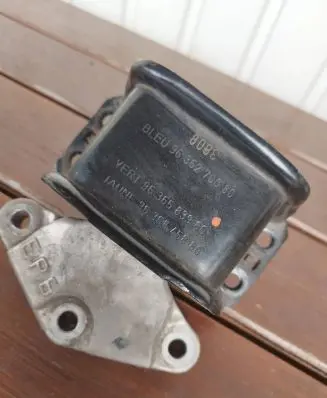 Citroen C4 I Picasso Engine mount bracket 9636270080