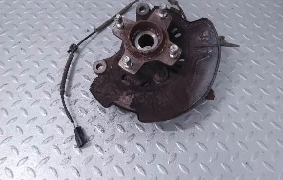 Suzuki Swift III Front wheel hub 4515152R00