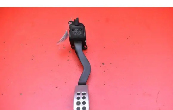 Accelerator throttle pedal