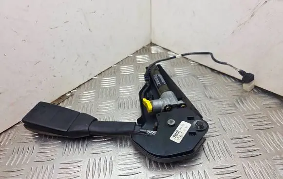 BMW 5 E39 Front seatbelt buckle 8240044