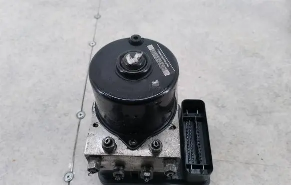 Ford Focus ABS Pump 3M512C405HC