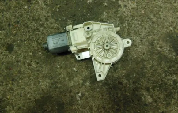 Mercedes-Benz C W204 Front door window regulator motor A2048200142