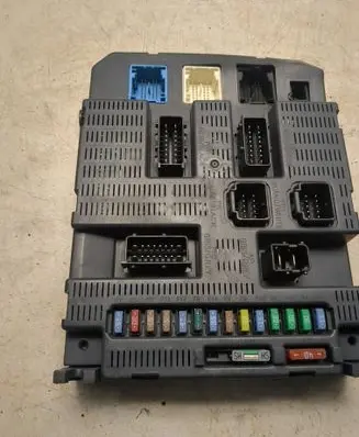 Peugeot 308 Fuse module 9663798180 2750552230208 0070001190208