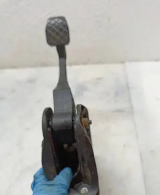 Volkswagen Touran I Clutch pedal 1T1721059BB 26006763