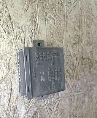 Opel Omega B1 Light relay 90229385